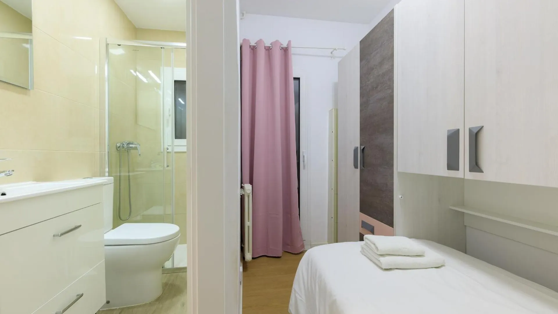 Aparteasy - Private Terrace, 3 Bedrooms, Eixample Barcelona