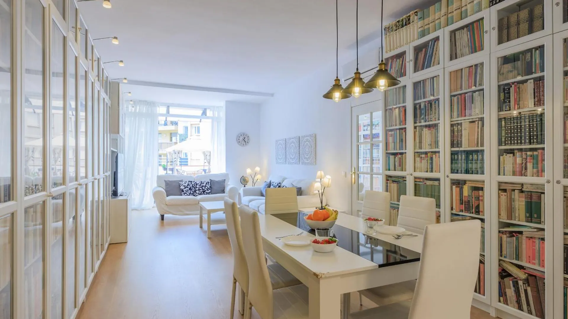 Aparteasy - Private Terrace, 3 Bedrooms, Eixample Barcelona